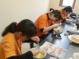 �E��